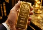 Investor holding a 1-kilogram gold bar representing the gold price outlook amid rising oil prices, Fed uncertainty, and inflation concerns.