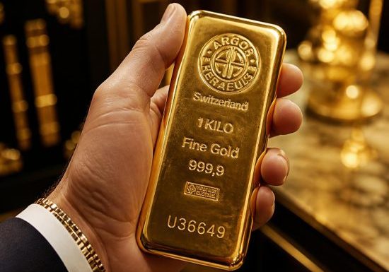 Investor holding a 1-kilogram gold bar representing the gold price outlook amid rising oil prices, Fed uncertainty, and inflation concerns.