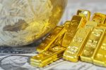 Gold bars stacked on U.S. dollar bills beside a globe illustrating the Gold Market Weekly Recap and the global forces driving precious metals higher.